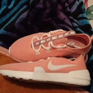 Nike shoes size 9.5.. 40$..